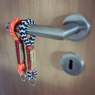 Schlüsselanhänger L mit Schlaufe